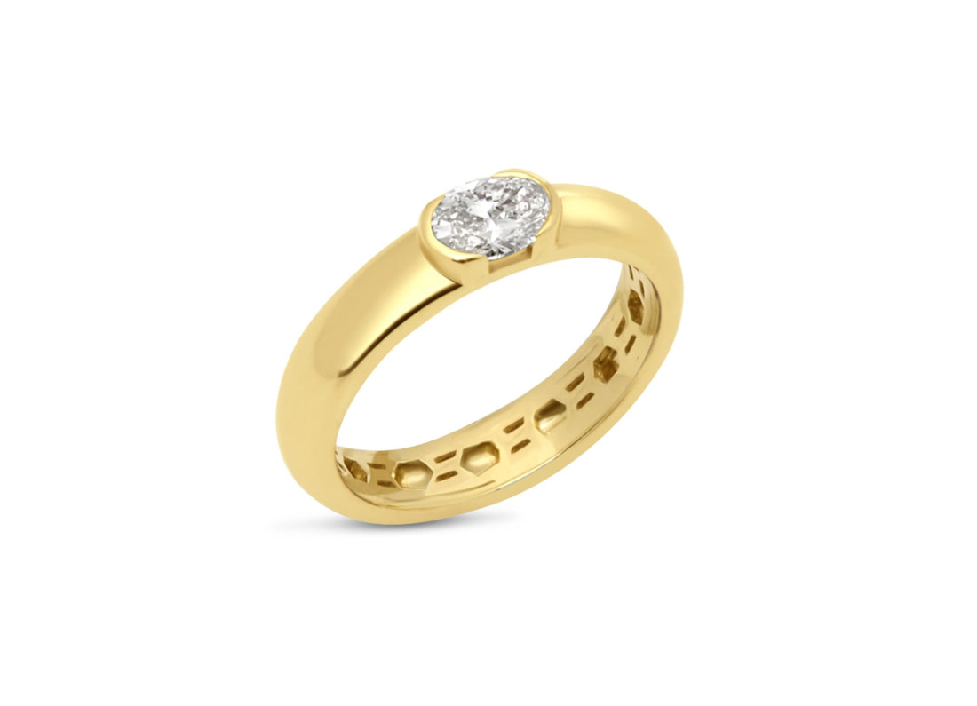 LUMENIRI The Nadia Oval East West Half Bezel YG Band