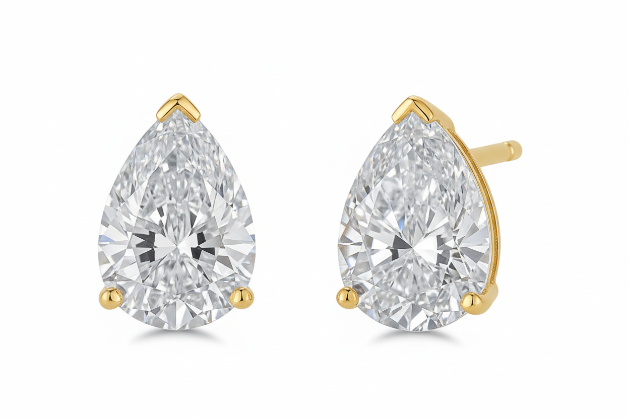 LUMENIRI Classic Pear Studs 4 ct in Gold